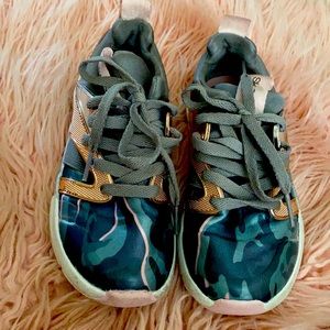 5T girl skechers athletic shoes.